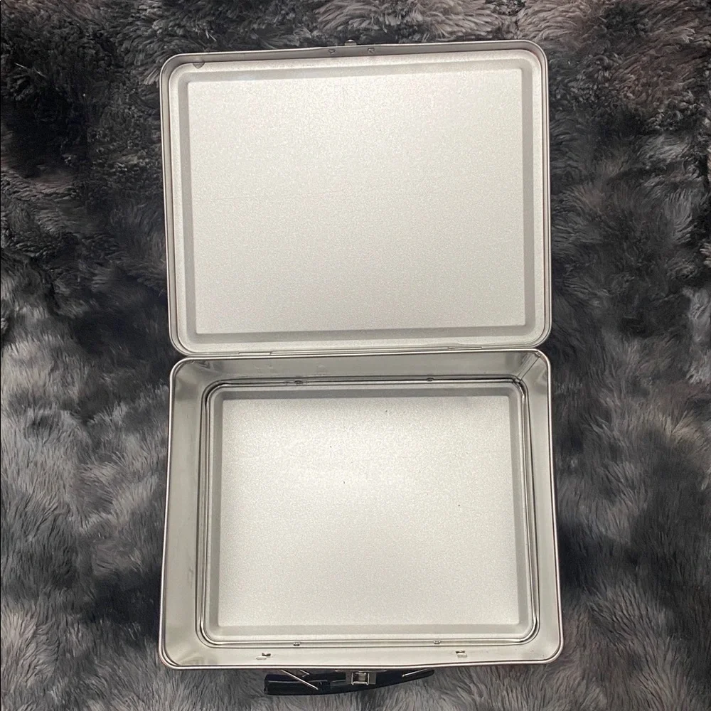 RARE Riverdale 100th Episode Cast
Crew Gift Lunch Box Lord Mesa art
Lunchbox - Picture 8 of 16